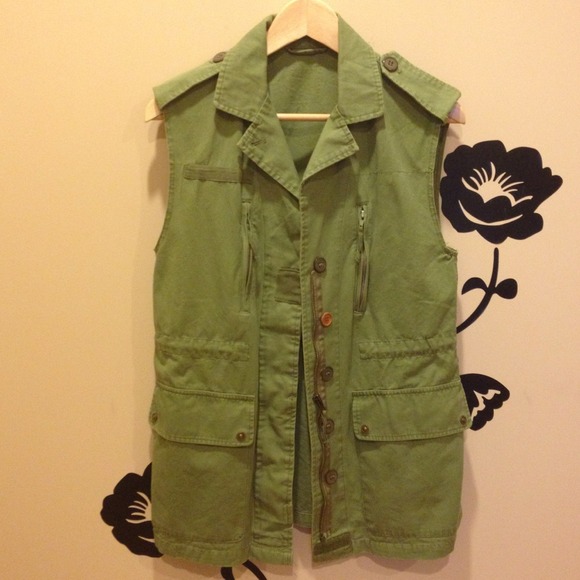 1 day sale🎉army green vest, great for fall