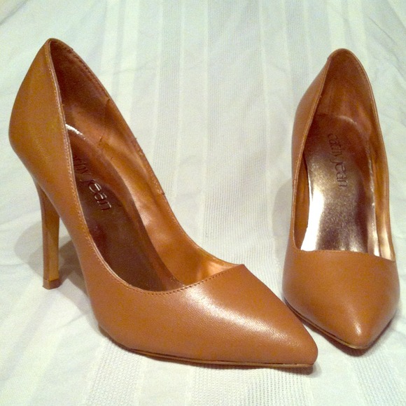 ⬇️REDUCED⬇️ Tan almond-toe leather pump