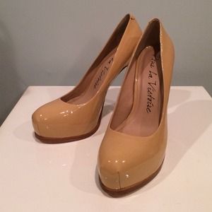 Pour La Victoire nude platform pump 7