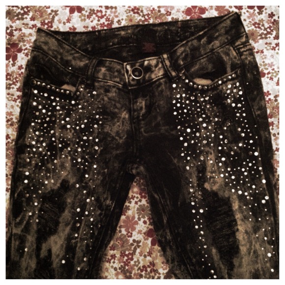 ⛔️SOLD⛔️Charcoal Rhinestone Distressed Skinny Jean