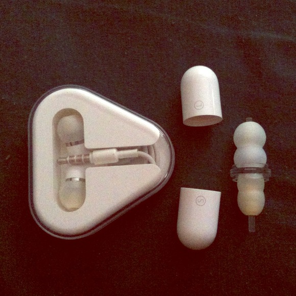 Apple In-Ear Headphones with Remote and Mic - Picture 1 of 1