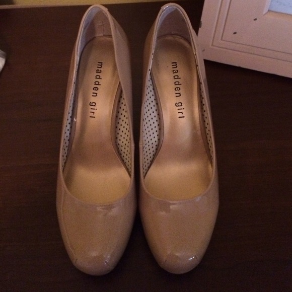 Madden Girl Nude/Tan patent leather pumps size 6