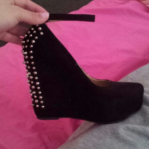 Black suade wedges with spikes