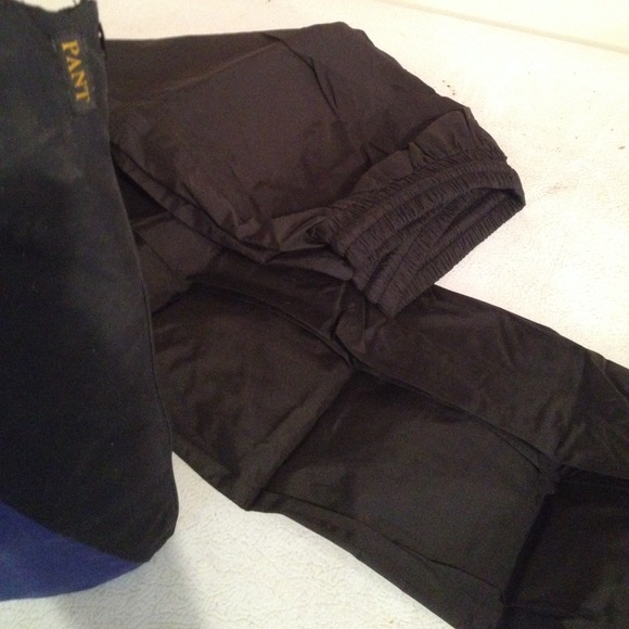 🎁SOLD 🎁Golf Rain Suit - Picture 2 of 4