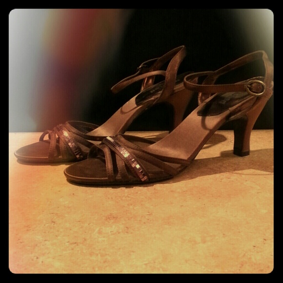 Strappy shoe with with sparkle