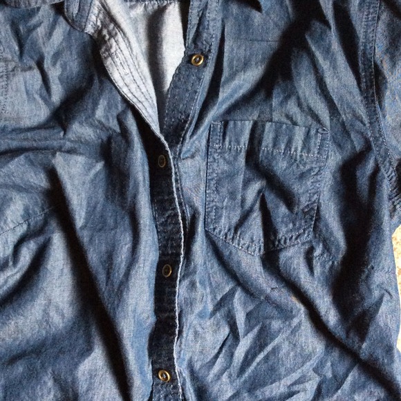 ❌SOLD ON VINTED❌ Denim-colored chambray button-up - Picture 2 of 4