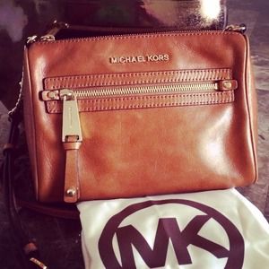 Michael Kors Bags - Host Pickπ Pre-loved MK Devon crossbody Michael Kors Bags - Host Pickπ Pre-loved MK Devon crossbody