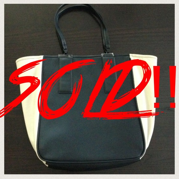 ✨SALE!!✨French Connection Metal Bar Tote - Picture 1 of 3