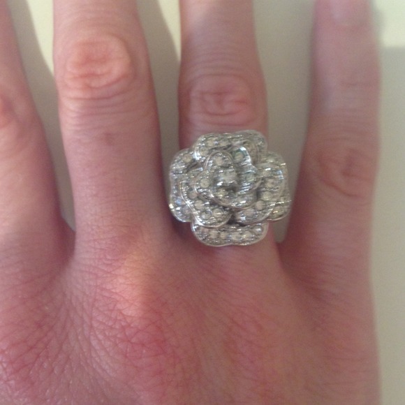 Gorgeous Flower Crystal Cocktail Ring Size 6.6.