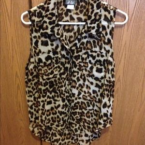Sleeveless leopard print top