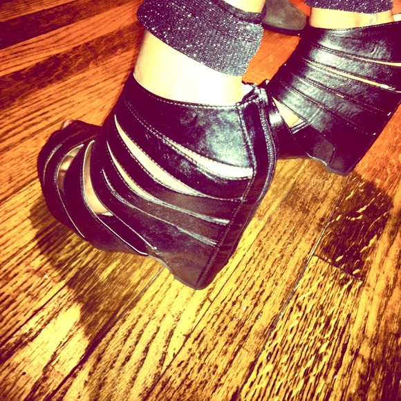 Black Caged Wedge