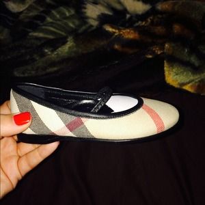 Burberry authentic toddler shoes with tags