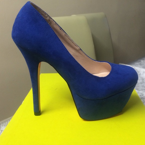 Blue pumps