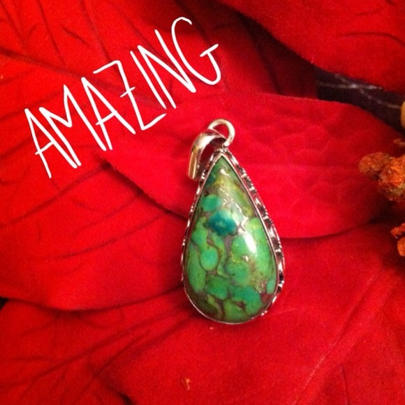 Jewelry - 🎉HP🎉 Stunning Turquoise Pendant