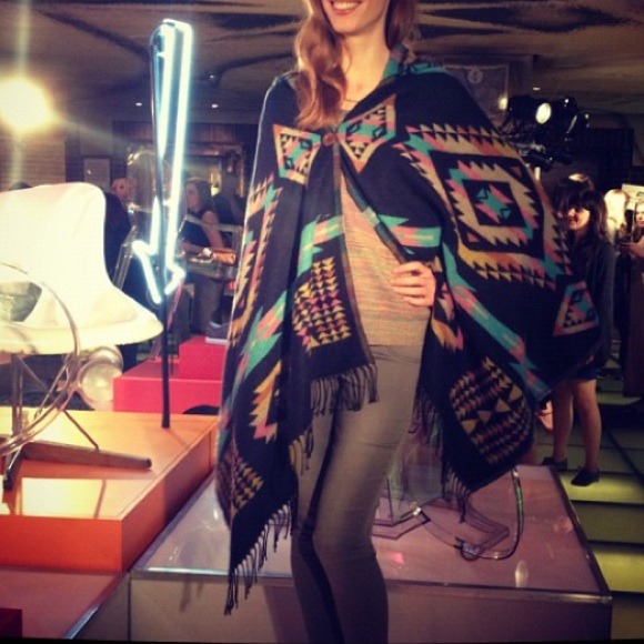 SOLD 🚫🚫Hooded fringe tribal poncho! One size !