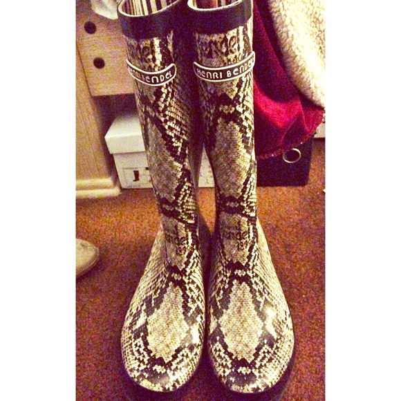 Henri Bendel rainboots