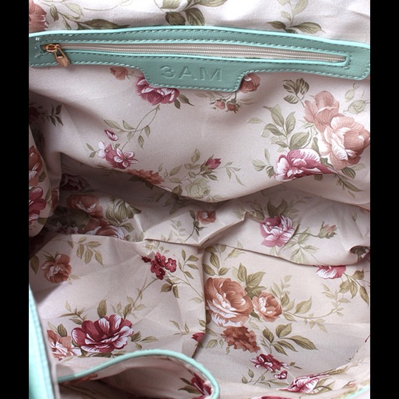 ๐SOLD OUT๐Gorgeous Mint Bow Handbag - Picture 4 of 4