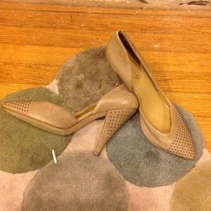 Never worn shoes- GORGEGOUS!