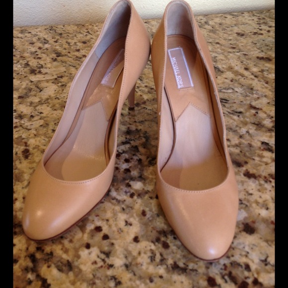 ❤️❤️SOLD❤️❤️MK beige color❤️❤️Questions? LMK