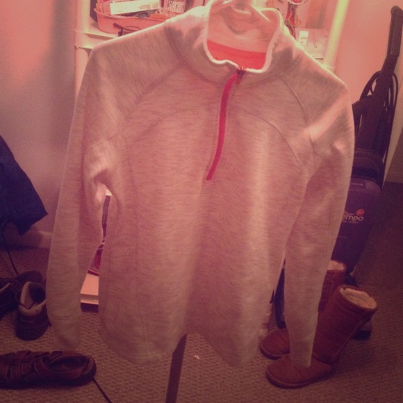 Ivory work out sweatshirt - Picture 1 of 3