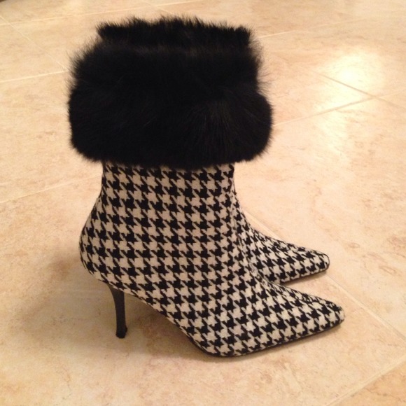 **REDUCED** Houndstooth boots with fur