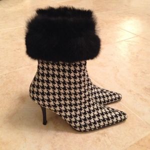 **REDUCED** Houndstooth boots with fur