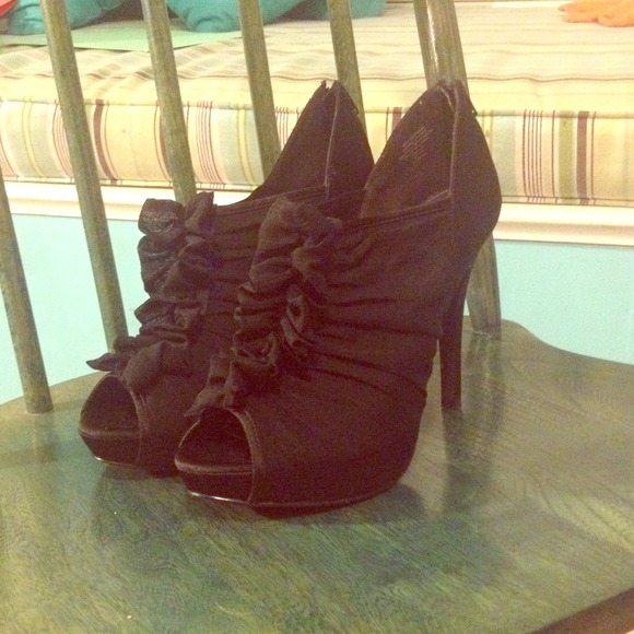 Everyone needs black heels!!!!!