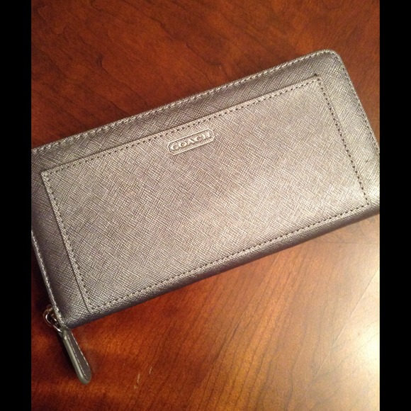 Coach Clutches & Wallets - 🎉HOST PICK🎉AUTH Coach Darcy Metallic Leather Zip