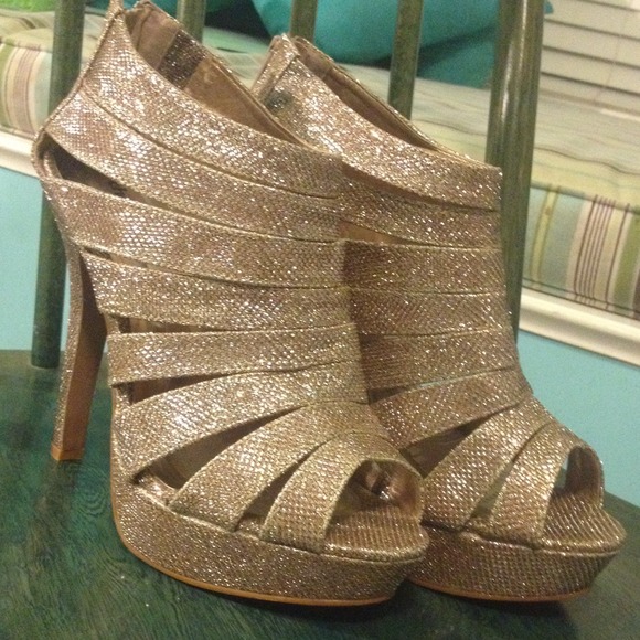 Gold sparkly heels!!