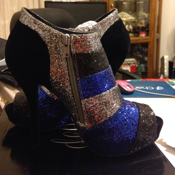 Heels - Picture 3 of 3