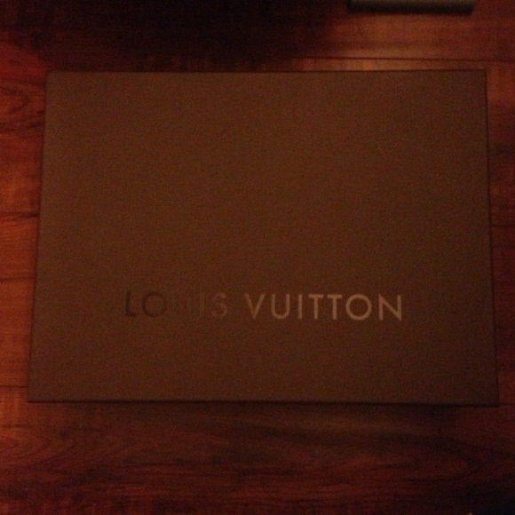 Louis Vuitton box ONLY red mark inside