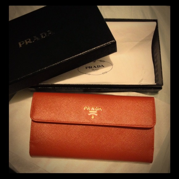 Prada Clutches & Wallets - SOLD ⛔️Auth Prada Saffiano wallet