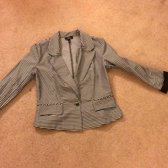Beautiful Black and White Blazer - Picture 2 of 3