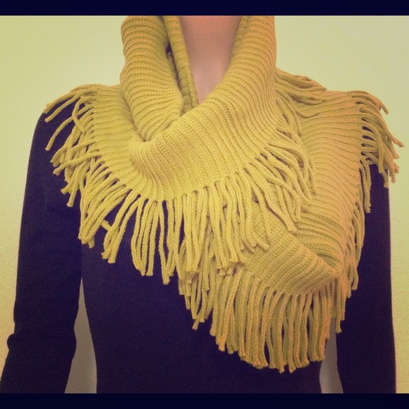 🚨ONE LEFT🚨Figure 8 Fringe Scarf