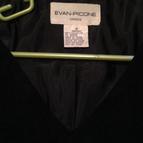 LBD! V-neck.  Size 8 Great for a night outโจ๐ถ - Picture 3 of 3