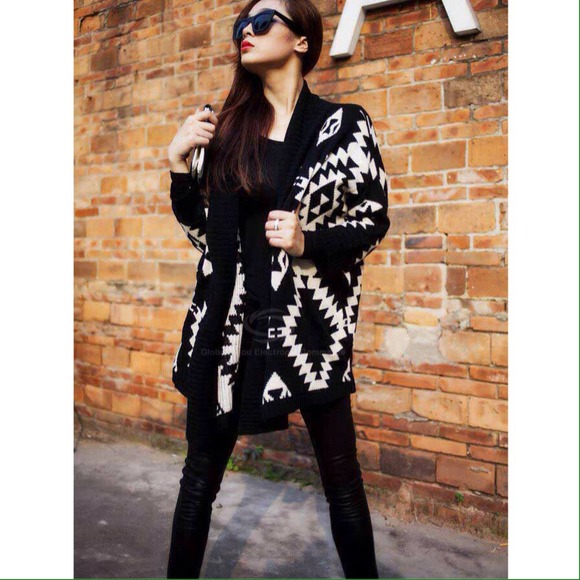 ❌SOLD IN BUNDLE❌🎉HP!🎉NEW✨Aztec B&W FAB Cardigan - Picture 2 of 4