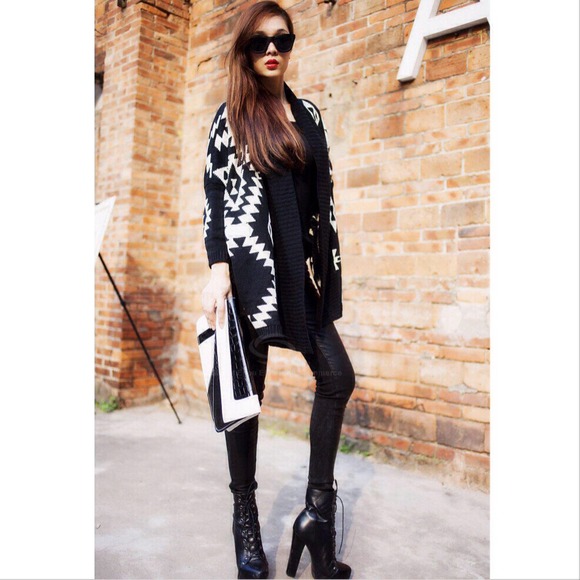 ❌SOLD IN BUNDLE❌🎉HP!🎉NEW✨Aztec B&W FAB Cardigan - Picture 3 of 4