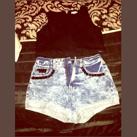 ❌Sold❌High waisted shorts with studded details