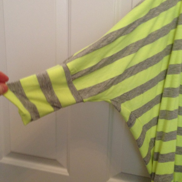 🚫Traded🚫Bright, fun "bat-wing" type top! Sz - Picture 2 of 2