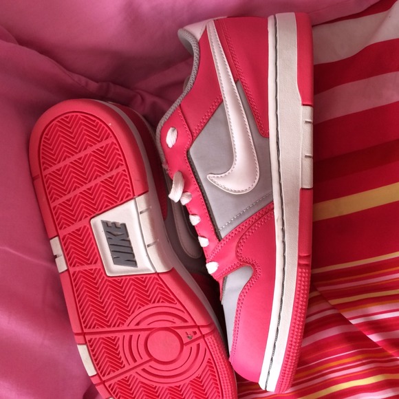 Nike shoes ! - Picture 2 of 3