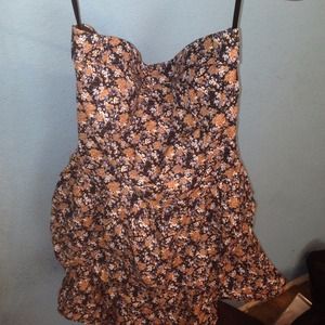 Floral, ruffled strapless dress🌼🌻