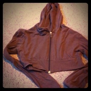 Short brown sweatshirt.