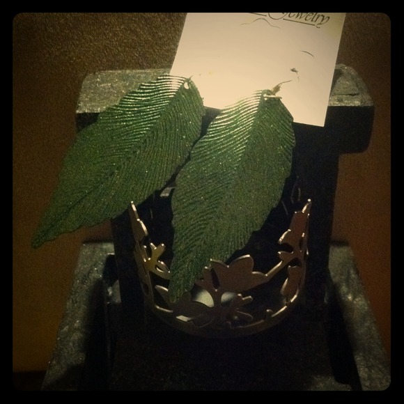 🍃FREE GIFT ITEM🍃! Beautiful Green Leaf Earrings