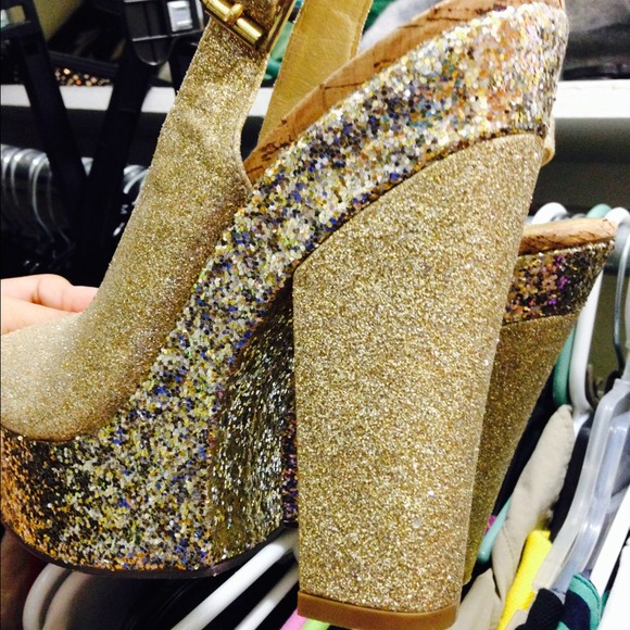 GOLD PUMPS - Picture 2 of 2