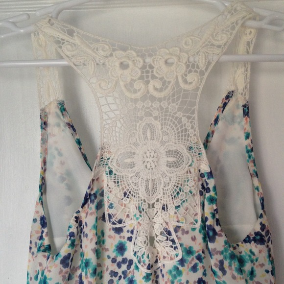 ✨HOST PICK✨Peplum Crochet Chiffon Floral Top - Picture 2 of 4