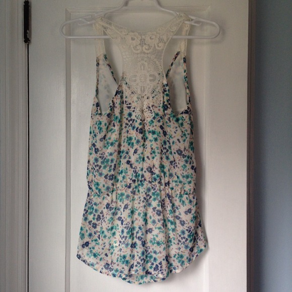 ✨HOST PICK✨Peplum Crochet Chiffon Floral Top - Picture 3 of 4