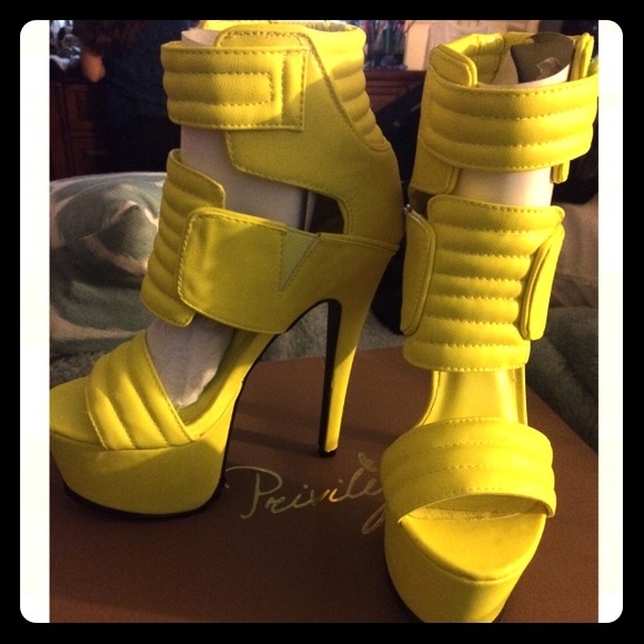 SOLDDD!!!!          Brand New Neon Yellow Heels!👌