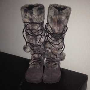 Brown furry lace up boots