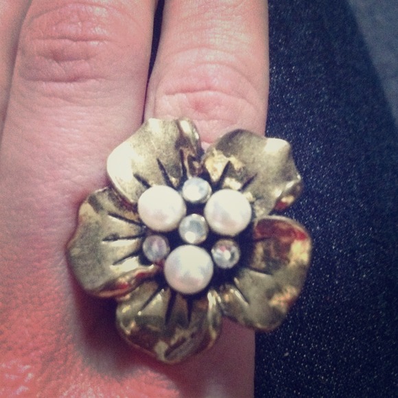 Gold vintage-esque flower ring with pearls