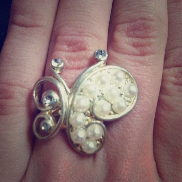Gold butterfly ring with pearls